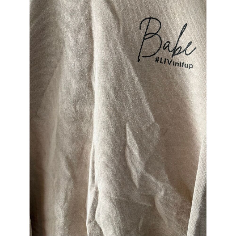 🐿️ Pretty Little Thing Tan Pullover Babe Sweatshirt Size Small - Picture 5 of 8